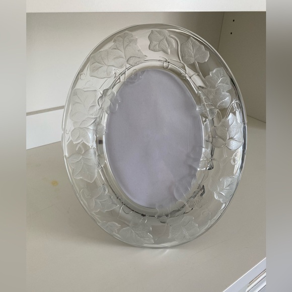 VTG OVAL CLEAR CRYSTAL 5x7 PHOTO FRAME WITH EMBOSSED FROSTED LEAVES - Picture 4 of 7